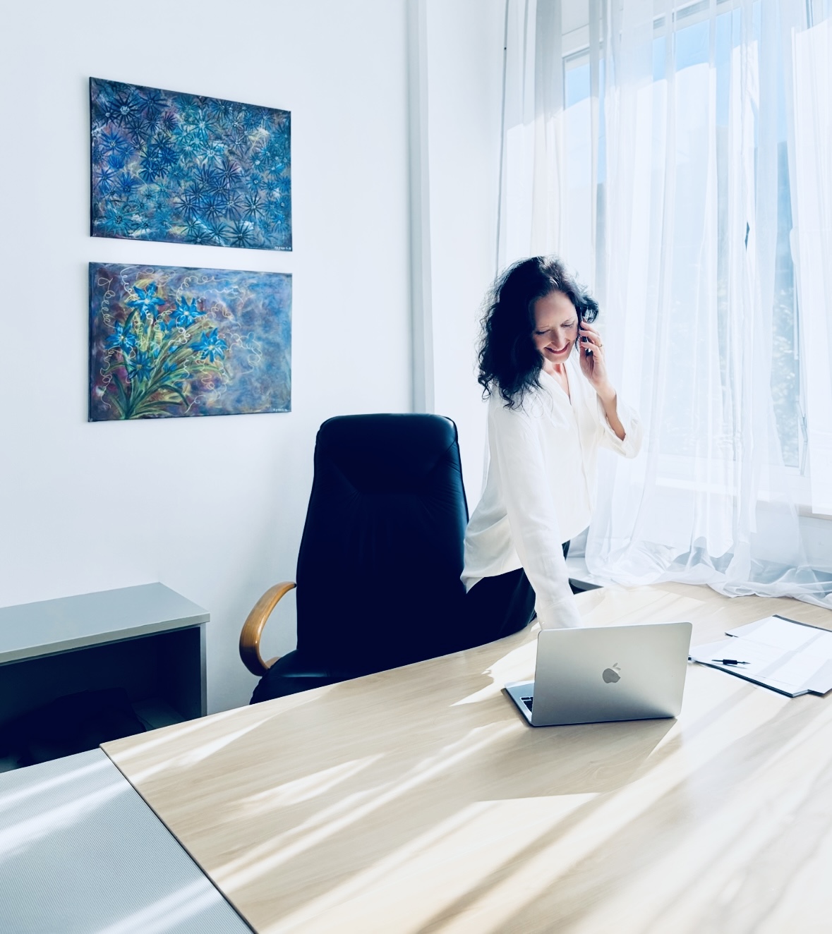 Vesna Kotlušek v pisarni